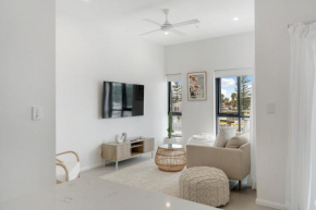 2 Bed Ocean View Apt, Parking, WiFi! 250m to Beach
